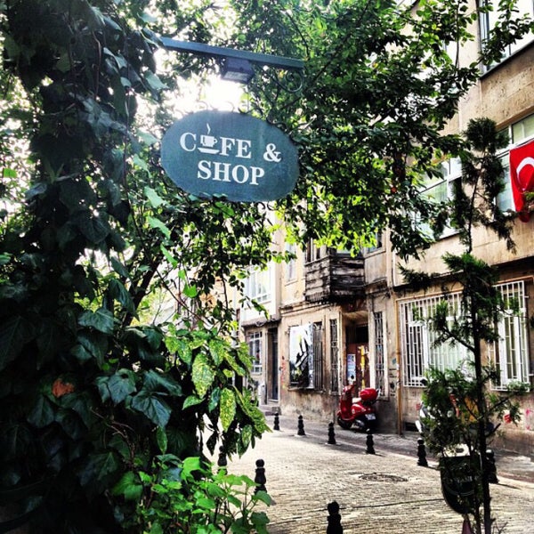 Foto tirada no(a) Cafe&amp;Shop por Ahmet B. em 9/4/2018