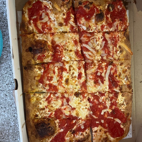 Снимок сделан в Patsy&#39;s Pizzeria пользователем Rachel N. 10/24/2021
