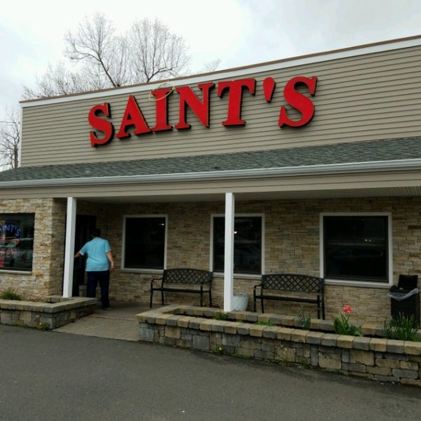 Foto tirada no(a) Saint&#39;s Restaurant &amp; Catering por Kyle H. em 4/27/2017