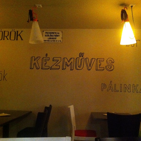 รูปภาพถ่ายที่ Kandalló Kézműves Pub โดย Sara K. เมื่อ 4/21/2013