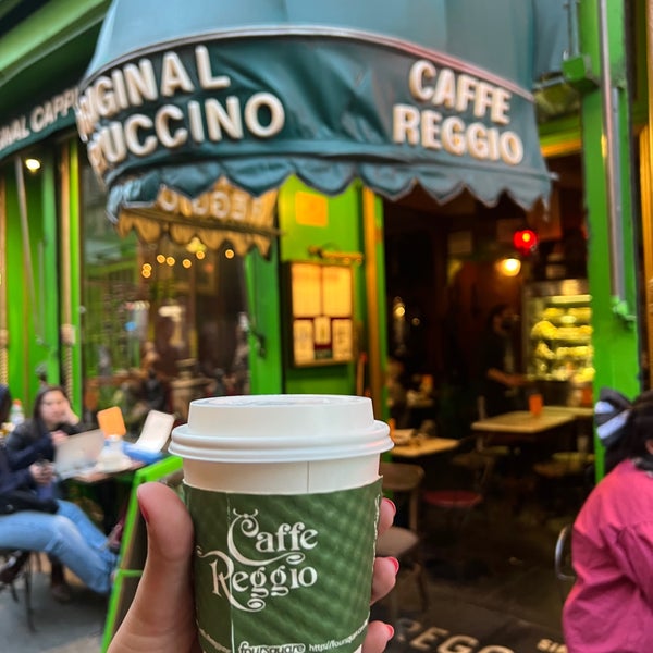 Foto diambil di Caffe Reggio oleh Mahan M. pada 4/15/2022