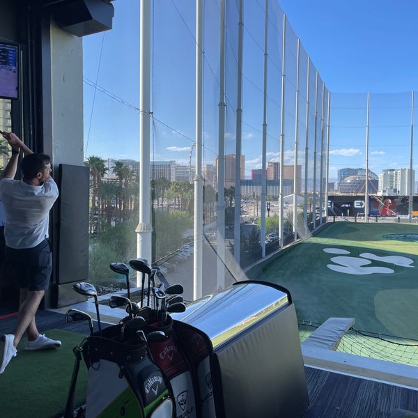 Foto diambil di Topgolf oleh Carissa T. pada 6/7/2022