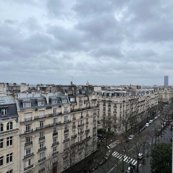 รูปภาพถ่ายที่ Hôtel Pullman Paris Tour Eiffel โดย R เมื่อ 2/7/2024