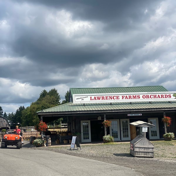 Lawrence Farms Orchards Farm in Newburgh