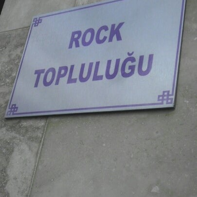 Das Foto wurde bei SDÜ Rock Topluluğu Kulüp Odası von Kutay Ö. am 11/29/2012 aufgenommen