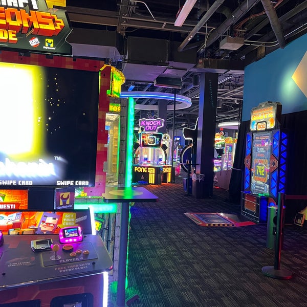 Photo taken at Dave &amp; Buster&#39;s by Dexter 🇸🇦🇺🇸✨ on 6/17/2022