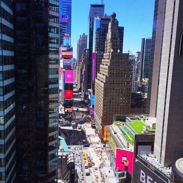 6/9/2016 tarihinde Aliziyaretçi tarafından DoubleTree Suites by Hilton Hotel New York City - Times Square'de çekilen fotoğraf