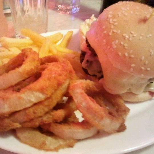 รูปภาพถ่ายที่ TRIXIE American Diner โดย Gustavo เมื่อ 12/21/2012