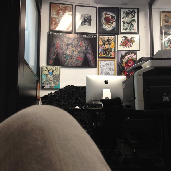 3/15/2013 tarihinde Alexziyaretçi tarafından LTW Tattoo &amp; Piercing'de çekilen fotoğraf