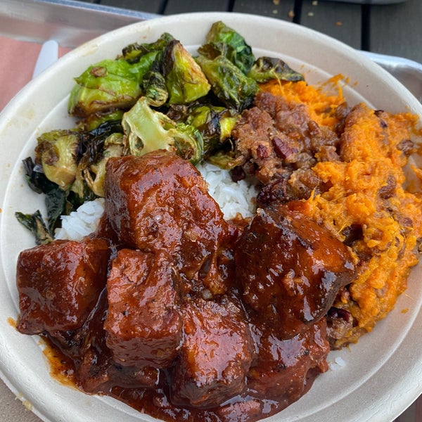 Super nice bbq place. I recommend the rice bowl as you get two sides with the meat. The brisket and the burnt ends are excellent. the brocoli salad and brussels sprouts too, pass the sweet potato