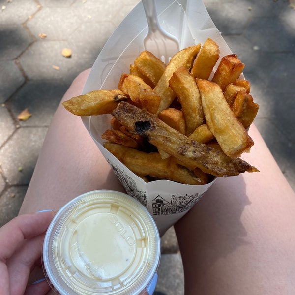As a Belgian born, I can confirm this is a great place to have authentic belgian fries. Real plus for the great selection of sauces, the cool venue and lovely staff