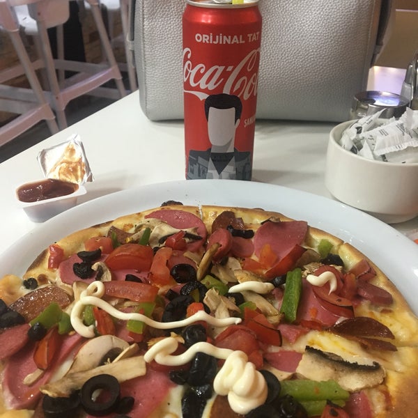 รูปภาพถ่ายที่ La pizza โดย Ayşe Ş. เมื่อ 7/8/2019
