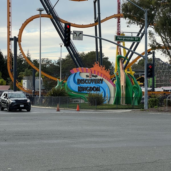 Photo taken at Six Flags Discovery Kingdom by Andy Y. on 10/31/2021