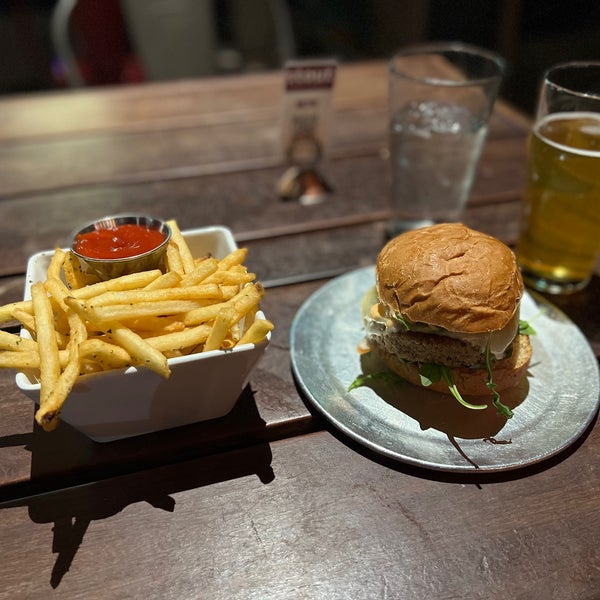 5/28/2022 tarihinde Andy Y.ziyaretçi tarafından Stout Burgers &amp; Beers'de çekilen fotoğraf