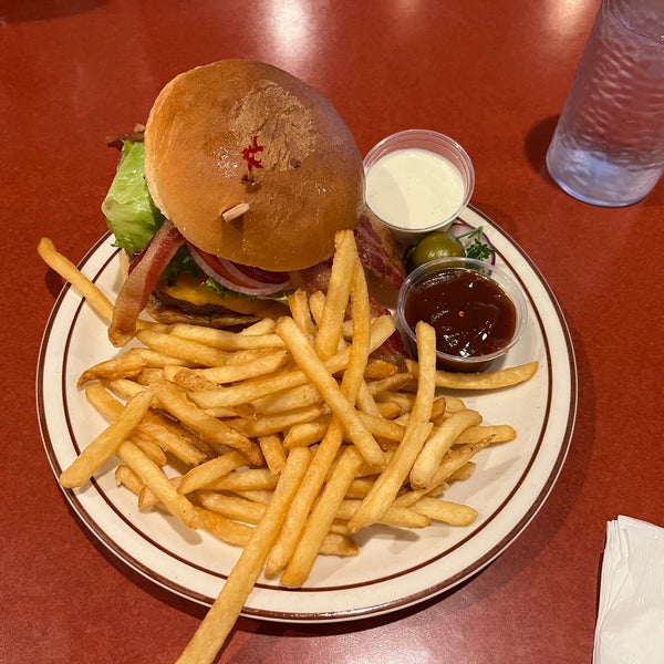 Photo taken at Bob&#39;s Big Boy by Andy Y. on 8/25/2022