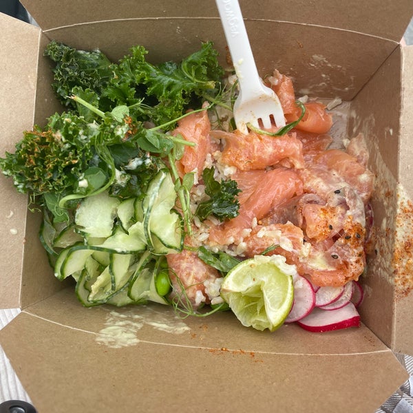 Had a great Poké bowl, packed with veggies and such a generous amount of smoked salmon, I was amazed! Lots of pescatarian, vegetarian and vegan options and a fab and filling lunch ✨