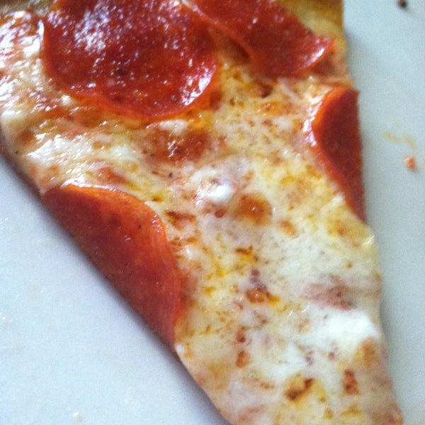 Das Foto wurde bei Russo&#39;s New York Pizzeria von Cassidy P. am 3/29/2013 aufgenommen