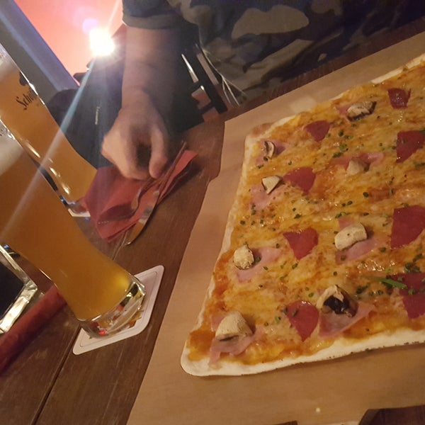 Jovem,informal...um lugar agradável pra beber uma cerveja e jogar conversa fora...a pizza é gostosa é...fecha tarde uma ótima opção no centro de Frankfurt