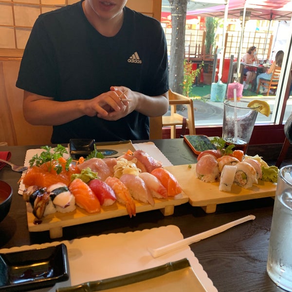 Foto diambil di Sakura Teppanyaki and Sushi oleh Tommy Y. pada 7/25/2021