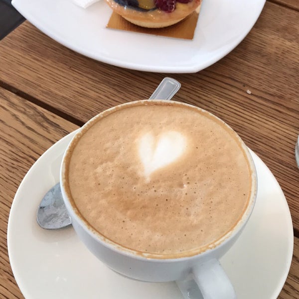 10/17/2019 tarihinde Oleksii M.ziyaretçi tarafından Amber&#39;s French Bakery &amp; Cafe'de çekilen fotoğraf