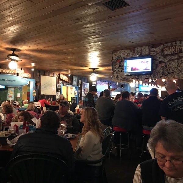 Foto diambil di Bimini&#39;s Oyster Bar and Seafood Cafe oleh Cat M. pada 1/19/2018