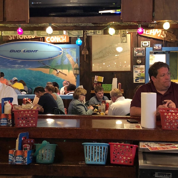 Foto diambil di Bimini&#39;s Oyster Bar and Seafood Cafe oleh Cat M. pada 7/9/2018