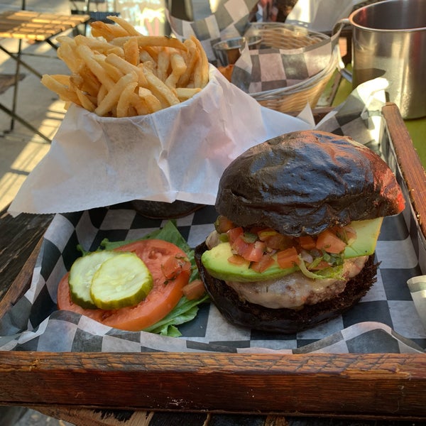Foto scattata a Juanchi&#39;s Burger da Kimmie O. il 7/14/2020
