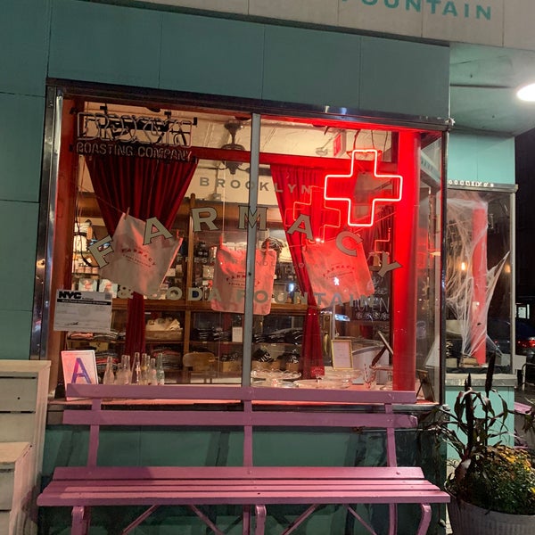 รูปภาพถ่ายที่ Brooklyn Farmacy &amp; Soda Fountain โดย Kimmie O. เมื่อ 10/25/2019