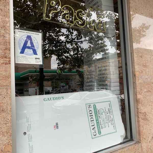 Foto tirada no(a) Gaudio&#39;s Pizzeria &amp; Restaurant por Kimmie O. em 9/2/2019