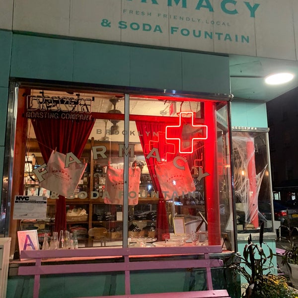 Das Foto wurde bei Brooklyn Farmacy &amp; Soda Fountain von Kimmie O. am 10/25/2019 aufgenommen