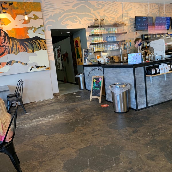 Photo prise au The Blind Tiger Cafe - Ybor City par Kimmie O. le5/1/2021