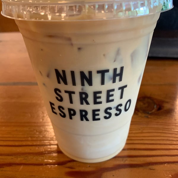 Photo taken at Ninth Street Espresso by Kimmie O. on 8/29/2020