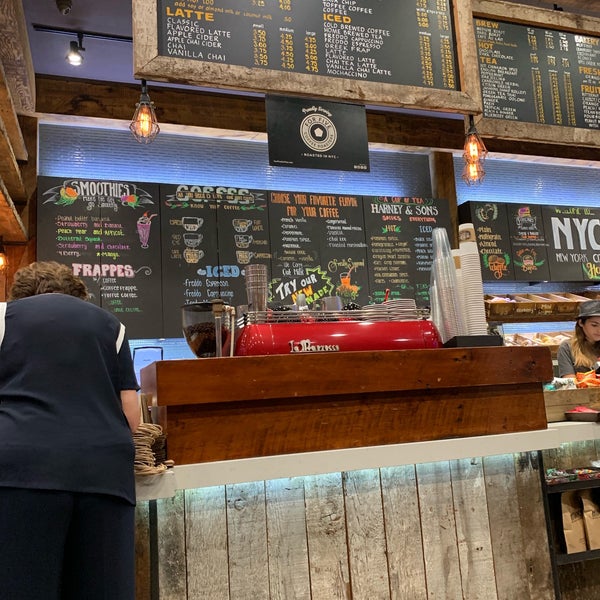 Foto diambil di New York City Bagel &amp; Coffee House oleh Kimmie O. pada 8/14/2019