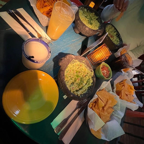 Foto diambil di Mad Dog &amp; Beans Mexican Cantina oleh Kimmie O. pada 10/25/2022