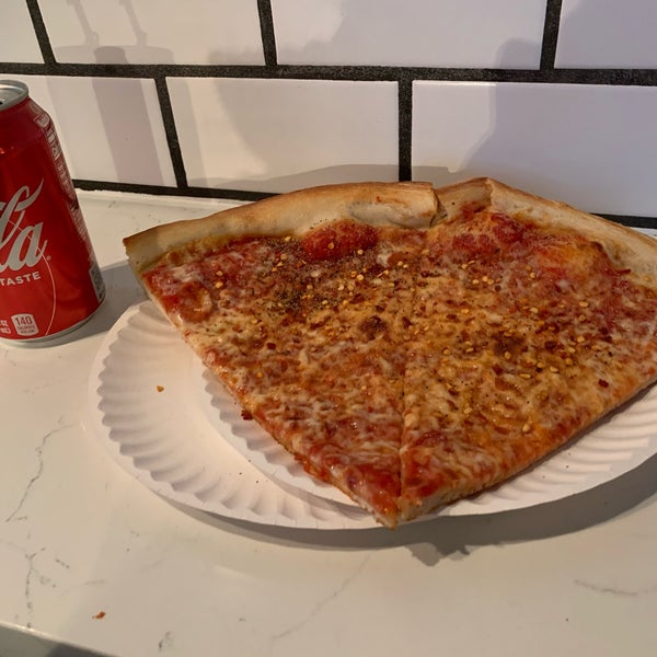 Fotos en 2 Bros. Pizza East Village 32 Saint Marks Pl