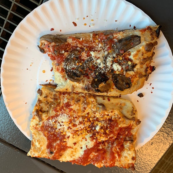Foto scattata a Adrienne&#39;s Pizza Bar da Kimmie O. il 9/23/2019