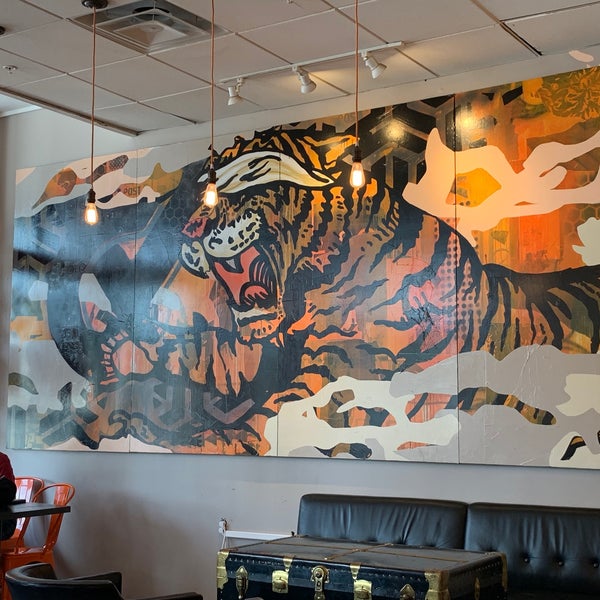 Photo prise au The Blind Tiger Cafe - Ybor City par Kimmie O. le9/14/2021