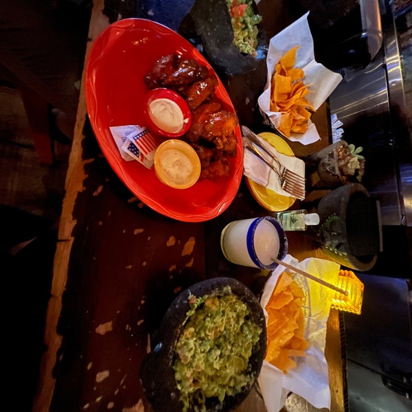 6/28/2022 tarihinde Kimmie O.ziyaretçi tarafından Mad Dog &amp; Beans Mexican Cantina'de çekilen fotoğraf