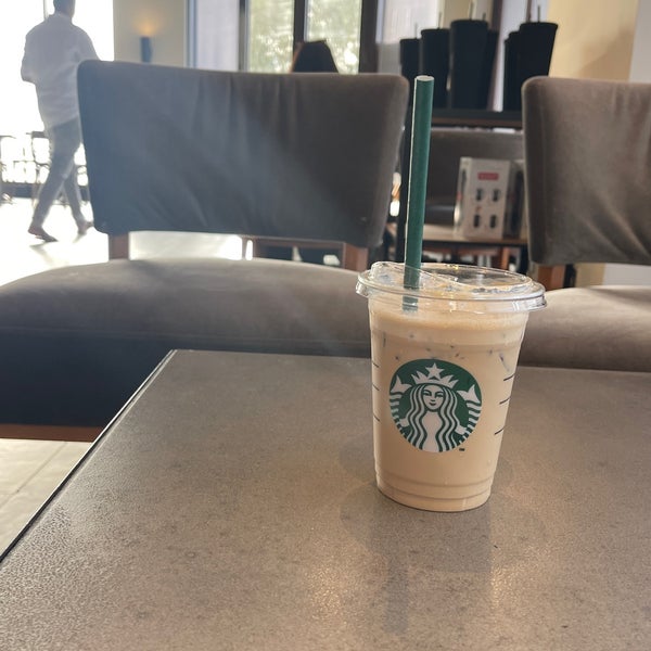Foto tirada no(a) Starbucks por K•AL-FAISAL ⚚. em 8/24/2022