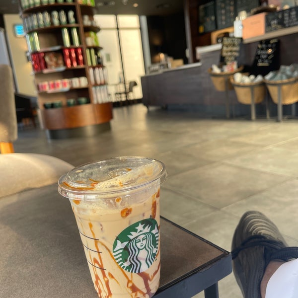 Foto tirada no(a) Starbucks por K•AL-FAISAL ⚚. em 8/23/2022