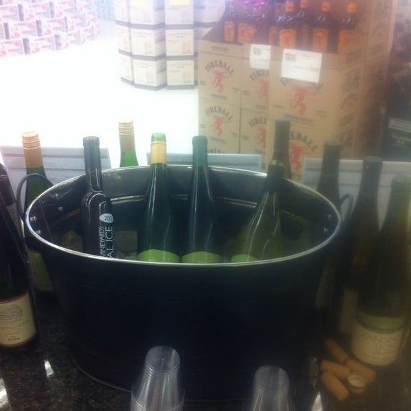 7/11/2014にRon B.がExit 9 Wine &amp; Liquor Warehouseで撮った写真