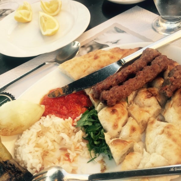 Das Foto wurde bei Özdoyum Restaurant von soni k. am 6/22/2017 aufgenommen