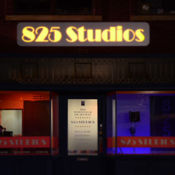 Foto diambil di 825 Studios oleh 825 Studios pada 12/15/2016