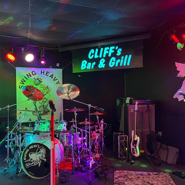 Foto diambil di Cliff&#39;s Bar And Grill oleh Goldie N. pada 10/23/2022