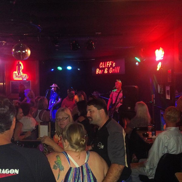Foto tirada no(a) Cliff&#39;s Bar And Grill por Goldie N. em 8/15/2015