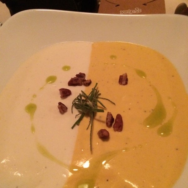 Das Foto wurde bei Mezza Restaurant &amp; Bar von Goldie N. am 10/14/2014 aufgenommen