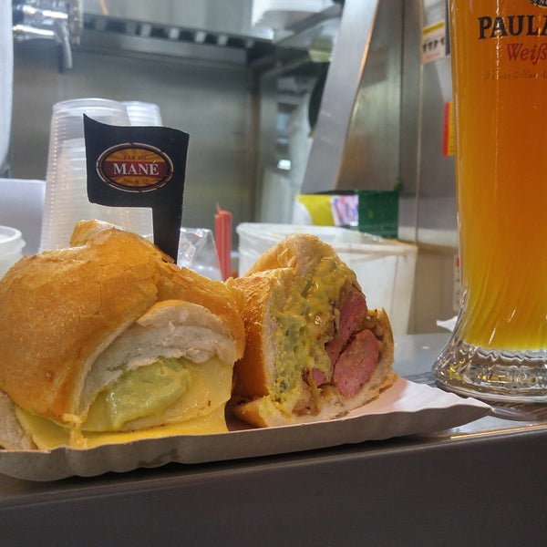 Lanche da casa monstro e sensacional. Molho imperdível. Paulaner on tap mandatoria!