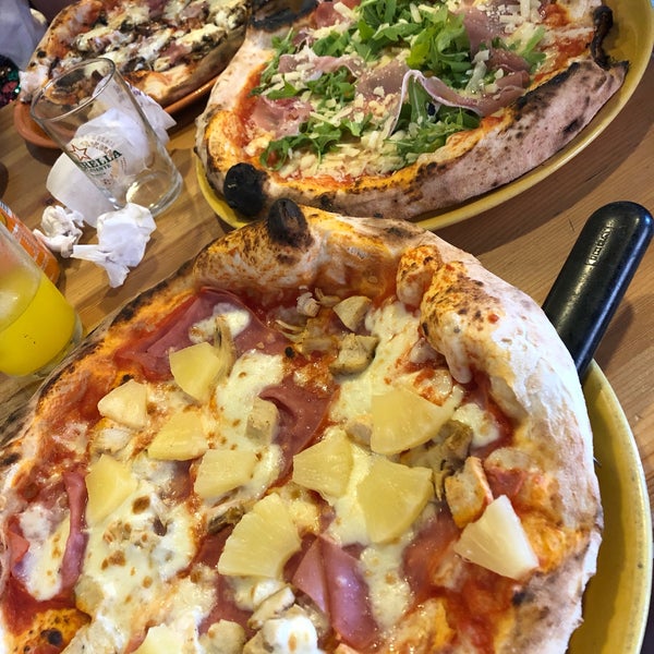 Foto diambil di Mano a Mano - Pizzas y empanadillas oleh Tamena F. pada 7/3/2019