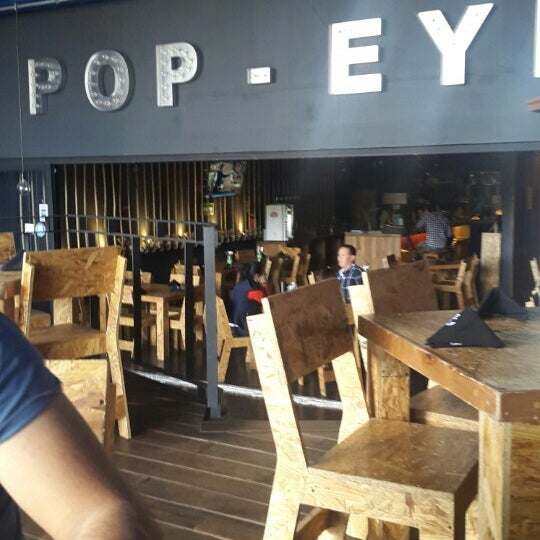 Photo taken at POP • EYE Shrimp &amp; Burger by Cristina D. on 9/23/2015