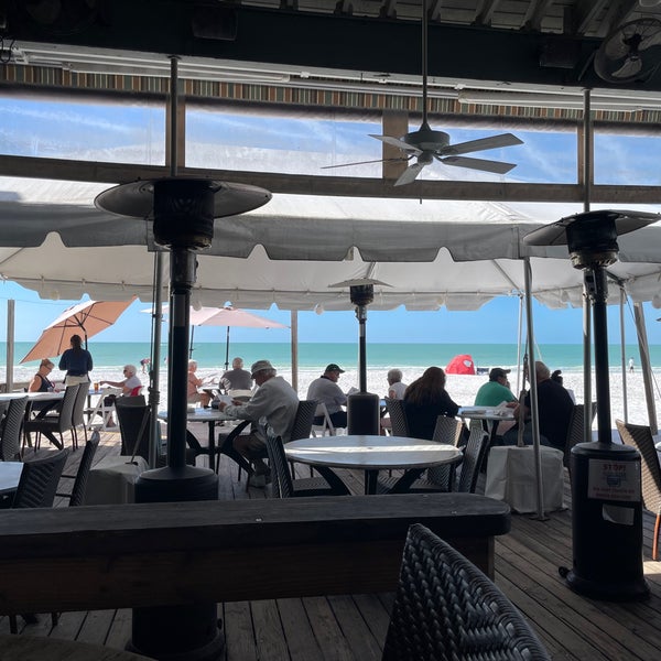 Foto tirada no(a) The Sandbar Restaurant por Marissa R. em 2/2/2022